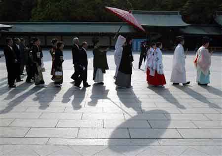 A traditional Japanese wedding at the Meiji shirne in Tokyo, April 27, 2002.(Agencies)