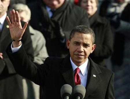 US President Barack Obama waves to the crowd before giving his inaugural address during the inauguration ceremony in Washington, January 20, 2009.