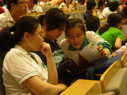 北大附中高三毕业生在看高中毕业纪念册。北京考试报记者 郝 娜 摄 北大附中高三毕业生在看高中毕业纪念册。北京考试报记者 郝 娜 摄