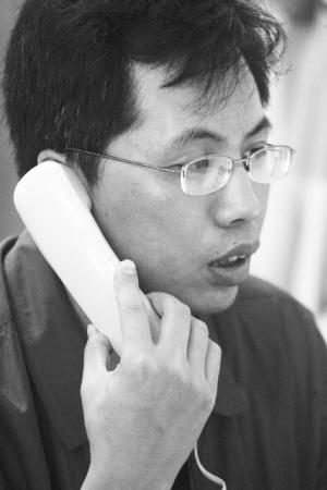 专家接热线 记者 董海东 摄 专家接热线 记者 董海东 摄