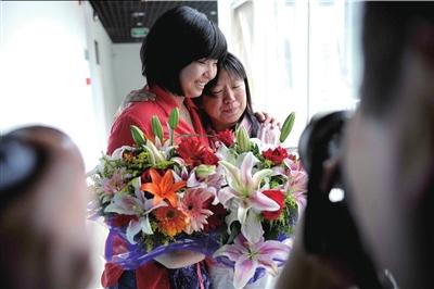 文科状元刘庭梅和班主任相拥。本报记者范继文摄 文科状元刘庭梅和班主任相拥。本报记者范继文摄