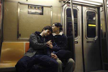 A couple embraces while riding the subway in New York April 22, 2009(Agencies)