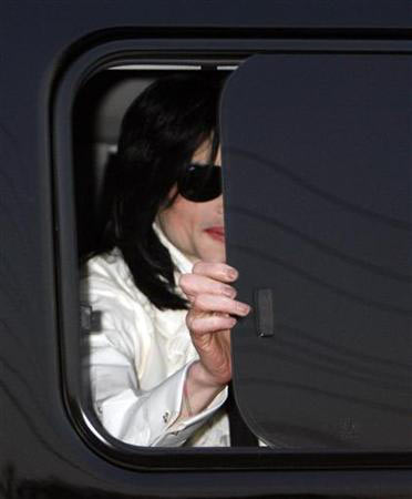 Michael Jackson opens a car window to greet fans as he arrives at the venue for the "Premium VIP Party with Michael Jackson" in Tokyo March 8, 2007(Agencies)