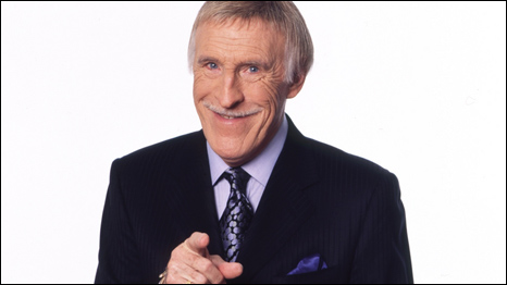 Bruce Forsyth is a famous British entertainer, who at 80 years old is still working hard and is as popular as he always was. Jo Reffin and Jean Dong tell us more about this British household name. ³˹▪˹һλӢĵӱңѾ80ĸ䣬ȴȻԾӢĵĻϡJo ReffinͶڱڽĿжλӢ˽˽⡣