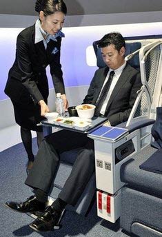 全日空国际航线空姐正在展示供餐服务。该航线将设女士专用卫生间
