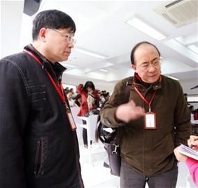 同济大学电影学院常务副院长钟勤和表演专业主任李学通在考场忙得不亦乐乎。