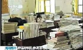 学生课桌上的教辅书堆成山并非个例。央视截屏 学生课桌上的教辅书堆成山并非个例。央视截屏