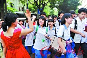 昨日早上,知用中学考场,师生相互击掌鼓劲。记