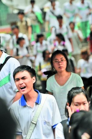 今年广东高考报名人数达到65.4万人,比去年增加了近4万人。高考报名人数的增加,意味着名校招生名额向广东倾斜以及广东高校优质生源得到保障。信息时报记者 黄立科 摄(资料图片) 今年广东高考报名人数达到65.4万人,比去年增加了近4万人。高考报名人数的增加,意味着名校招生名额向广东倾斜以及广东高校优质生源得到保障。信息时报记者 黄立科 摄(资料图片)