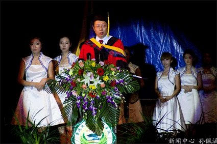 重庆大学城市科技学院2011届毕业典礼隆重举