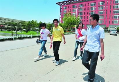 老师被逼成“多面手”有负罪感 老师被逼成“多面手”有负罪感