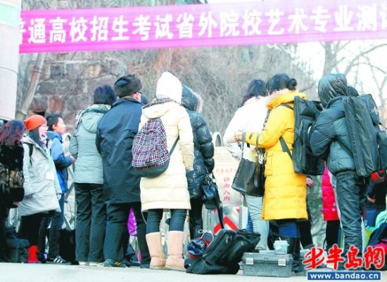 虽然距离开考还有一段时间，但许多考生都已经围堵在校门外焦急地等待。