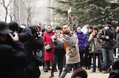昨日，北京电影学院，一位面试表演系的考生在场外展示舞蹈。本报记者 浦峰 摄