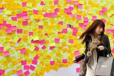 A woman walks away from a message wall after writing a message to the victims of last week's earthquake and tsunami in Japan in central Seoul, South Korea on March 16, 2011.(Agencies)