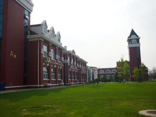 北京爱迪国际学校校园风景如画