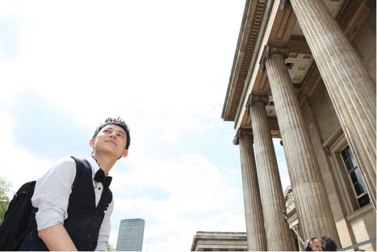 组图:何炅快乐伦敦行炫酷写真