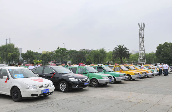 出租车和私家车参加了启动仪式
