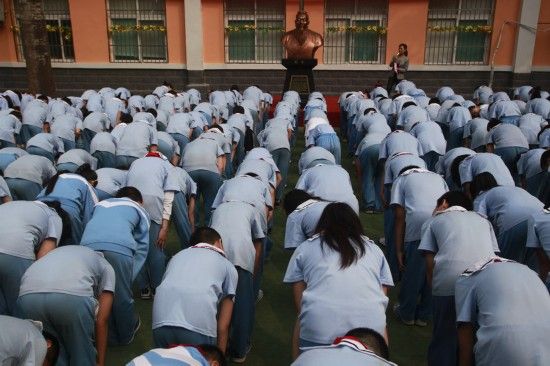 全校400余名学生向至圣先师行五拜礼