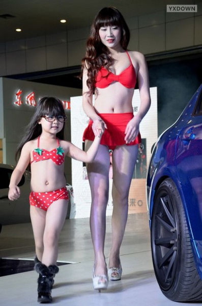 武汉汽车文化节儿童车模 大尺度比基尼引争议