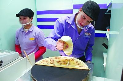 老外们开特色小店:法国帅哥街边摊煎饼