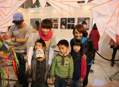 萧敬腾朱丹助阵嫣然天使基金上海办回顾展览