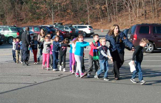 美国媒体公布了20位遇害儿童中12人的生前照片。