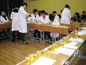 学生在品酒课上倒啤酒 学生在品酒课上倒啤酒