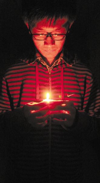 浙江高校大学生为雅安捐款祈愿传递爱心