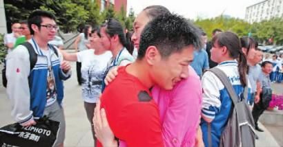 即将离校的同学与老师相拥在一起 本报记者 蒋盛松 摄 即将离校的同学与老师相拥在一起 本报记者 蒋盛松 摄