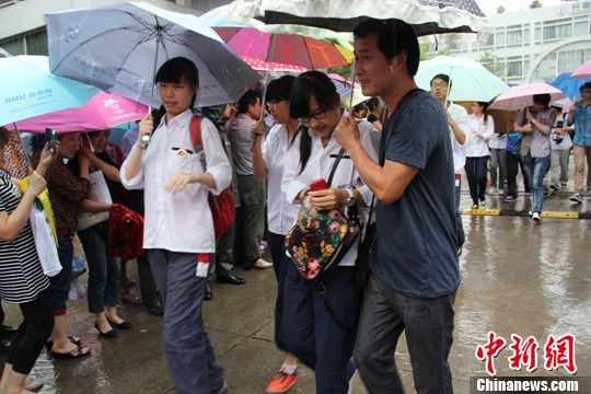 宁波高考首日大雨 家长雨中守候孩子