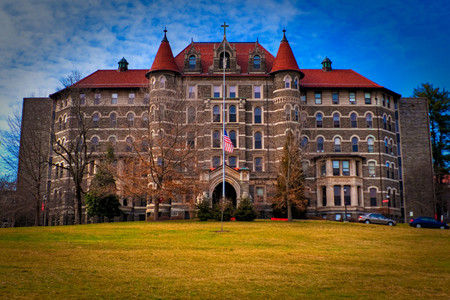 18. Main Entrance  Chestnut Hill College, Pennsylvania ڡϦ˹ϣѧ This looks like a mix of Hogwarts and a hotel. ǻִĺõĻ塣