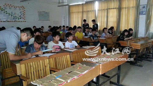 该学院的同学上课前都要将手机集中放置。（图片由学校提供）