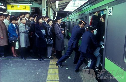 4. Train Stuffers 4. Ա The Japanese government employs staff to push and stuff passengers into the subway to make sure that the space inside the train is fully utilised. ձӶרҵԱƳ˿Ա֤Ŀռ䱻á
