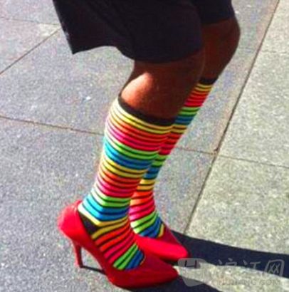 反对家暴:多伦多男士穿高跟鞋游行(双语)