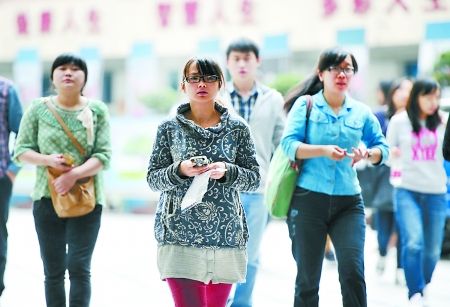 昨日，沙坪坝小学，参加公招的考生们走出考场。 记者 吴珊 摄