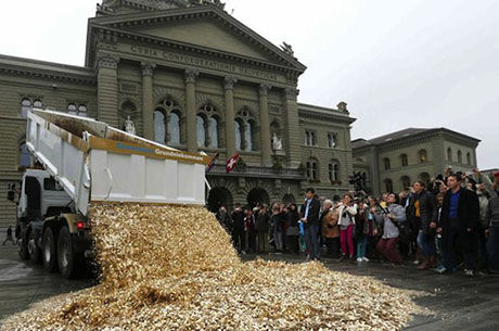 双语:瑞士人倾倒硬币要求每月发基本工资