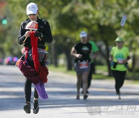 趣记录:美国教授跑马拉松织2米围巾(双语)
