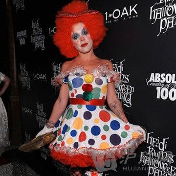 Pink was a girlie clown at a Big Apple Halloween party in 2008. PinkСϯ2008ŦԼʥɶԡ