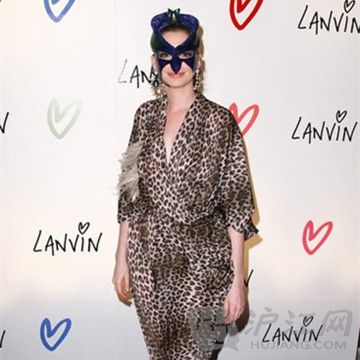 Before landing her gig as Catwoman. Anne Hathaway let out her inner feline at a 2010 Lanvin Halloween party in NYC. Anne HathawayһƳϯ2010ŦԼʥɶԡ