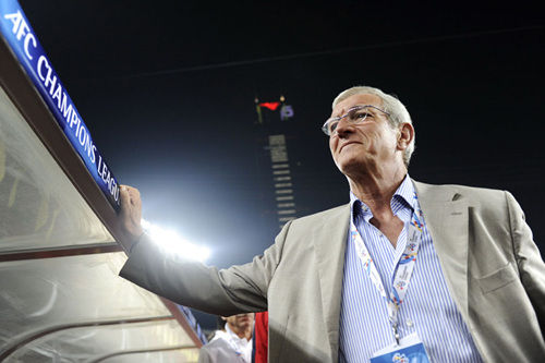 Football players of Guangzhou Evergrande toss up their Italian coach Marcello Lippi to celebrate the winning of the AFC ChampionsLeague against South Korea's FC Seoul at Tianhe stadium in the southern Chinese city of Guangzhou Nov 9, 2013. ݺԱףڣƤ߸߾