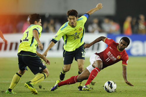 Elkeson, C, fights for the ball during the 2013 AFC Champions League final between Guangzhou Evergrande and FC Seoul in Guangzhou,South China's Guangdong province, on Nov 9, 2013. ɭźжƤ󣬳ֱο׶FCһԱԽɽǣƽ֣1:0