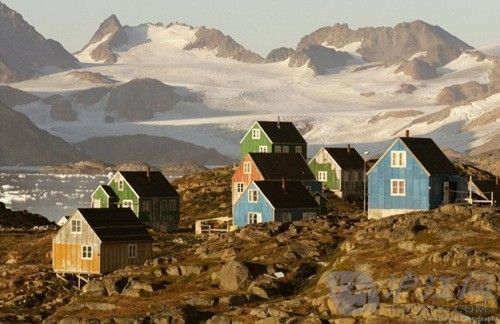 12. Kulusuk, Greenland ¬տ˽ǡ What else is there to do in a town of 300 people than paint your house primary colors? ԭɫˢݣֻ300˿ڵС㻹ʲôأ