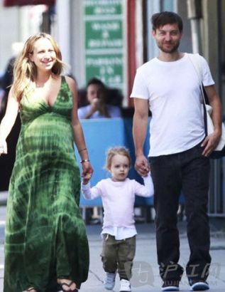 Daddy: Tobey Maguire ְ֣бȡ Kid: Ruby Maguire Ů³ȡ Ӷ̬ luckily for little Ruby Maguire, she had her famous father Tobey for support on Wednesday as she took those first pedals on a bike.The youngster - who was sensibly wearing a pink helmet - grimaced determinedly as she pedalled alongside her jogging father near their home. С³ȡˣһѧгǰְ֡֩бһ·֧ڼҸĹ԰ϰʱ򣬰ְһ·СܸţС³һ߲̤һ߰