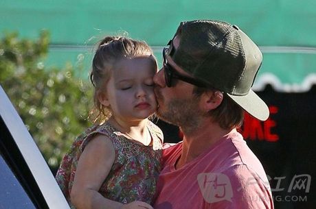 Daddy:David Beckham ְ֣˺ķ kid:Harper Seven Beckham Ůꡤ˺ķ˿ǳСߣ Ӷ̬ And our hearts melted when the sportsman out and about with his daughter Harper.The doting dad leaned in for a big kiss while shopping with his delighted daughter in Los Angeles. λǺСŮһʱǵĶҪڻˡСձԼŮɼҵԼǡ