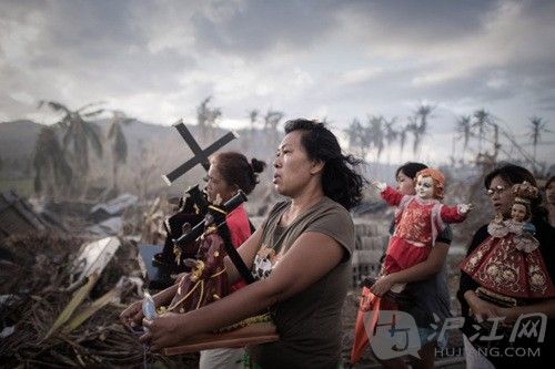 Philippe Lopez, Tolosa, Leyte, The Philippines. Nov. 18, 2013 20131118գɱصӰ֡˹ Local residents lit fires to burn the debris left by the typhoon 