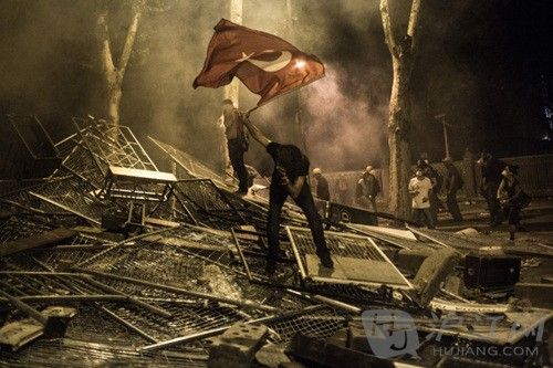 Daniel Etter. Istanbul, Turkey. June 1, 2013. 201361գ˹̹ Ӱ Large-scale clashes between Istanbul's protestors and the police went on for the fifth day at the Taksim Square during a protest in Istanbul, Turkey, June 1, 2013. 201361գ˹̹ķ㳡ϣ뾯˼ҳͻ5֮á