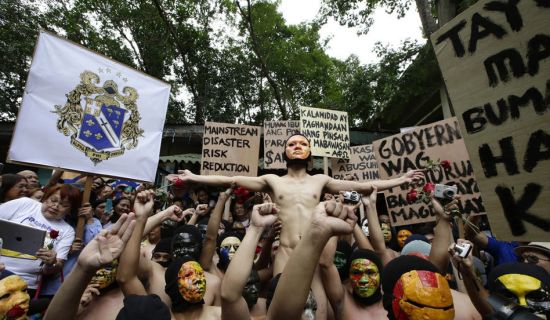 菲律宾大学男生集体裸奔 要求政府打击腐败