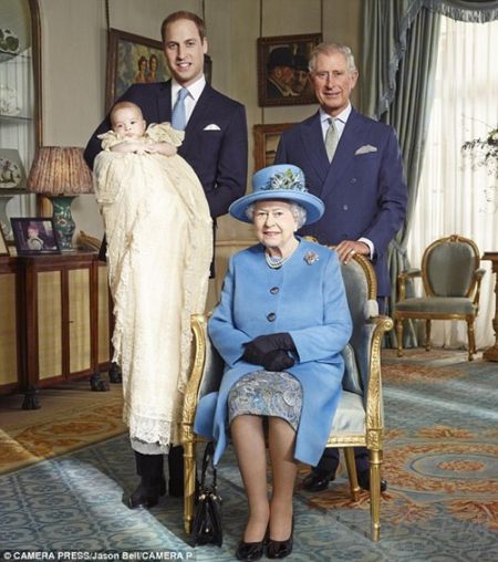 The photograph, taken in October after the service at the Chapel Royal in St James's Palace, marked the first occasion the reigning monarch and three direct heirs to the throne had been pictured together since 1894. Ƭʮ·ϴʽ֮ʥղķ˹ĻʼģƬҲΪ1894λλλֱӼ̳˵״κӰ