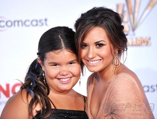 Demi Lovato & Madison De La Garza סкѷȼɯ As Demi Lovato struggled with her addiction issues, it was the threat of not being able to see her younger sister Madison De La Garza (who played Eva Longoria's daughter on 