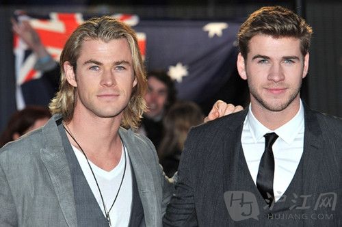 Chris Hemsworth & Liam Hemsworth ˹ķ˹˹ķķ˹˹ֵ In 2012, Liam Hemsworth starred as Gale Hawthorne in The Hunger Games film series, based on an adaptation of Suzanne Collins' best-selling novel series.While his brother Chris Hemsworth is best known for his role as Thor. 2012ķķ˹˹˸ɺȡ˹С˵ϵСϷıĵӰϵУڵӰݸǶɣĸ˹ķ˹˹Ǵġ񡱡